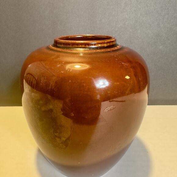 Toyo Japan Floral Vase Red Lacquered Finish 8” Hand-Painted Chrysanthemum Design - Picture 3 of 11